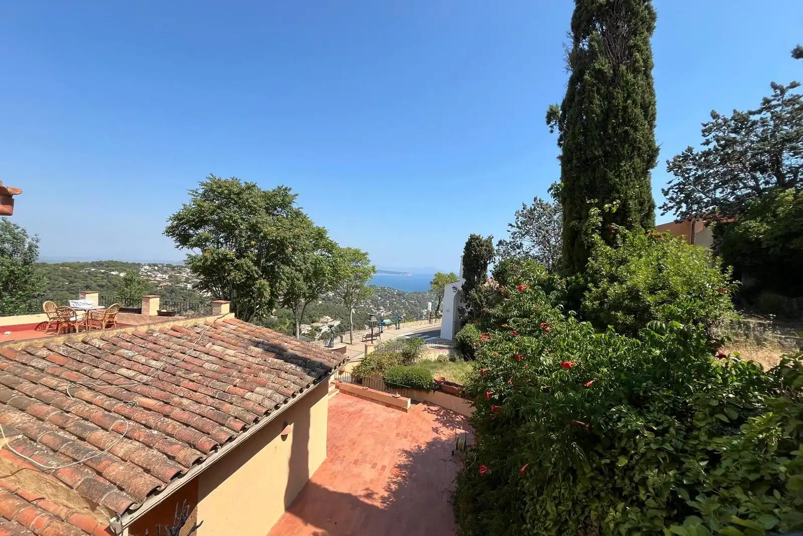 Außenansicht von Einfamilien-Reihenhaus zum Verkauf in Begur mit Terrasse und Balkon