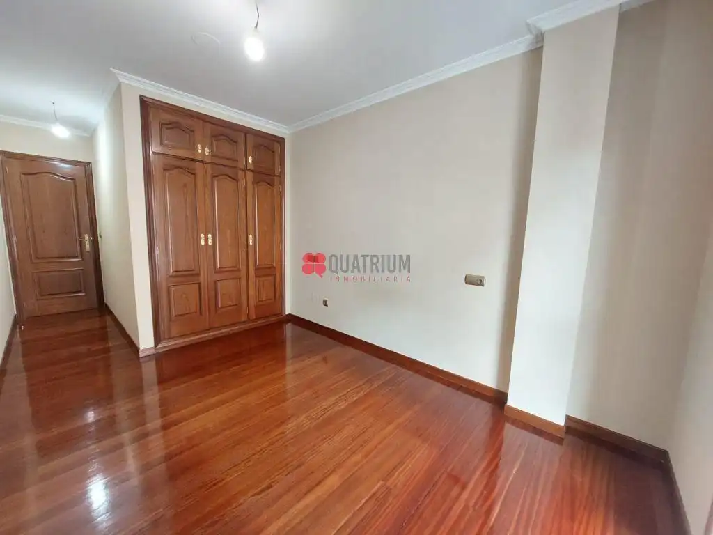 Schlafzimmer von Wohnung zur Miete in Castiñeiriño - Cruceiro de Sar