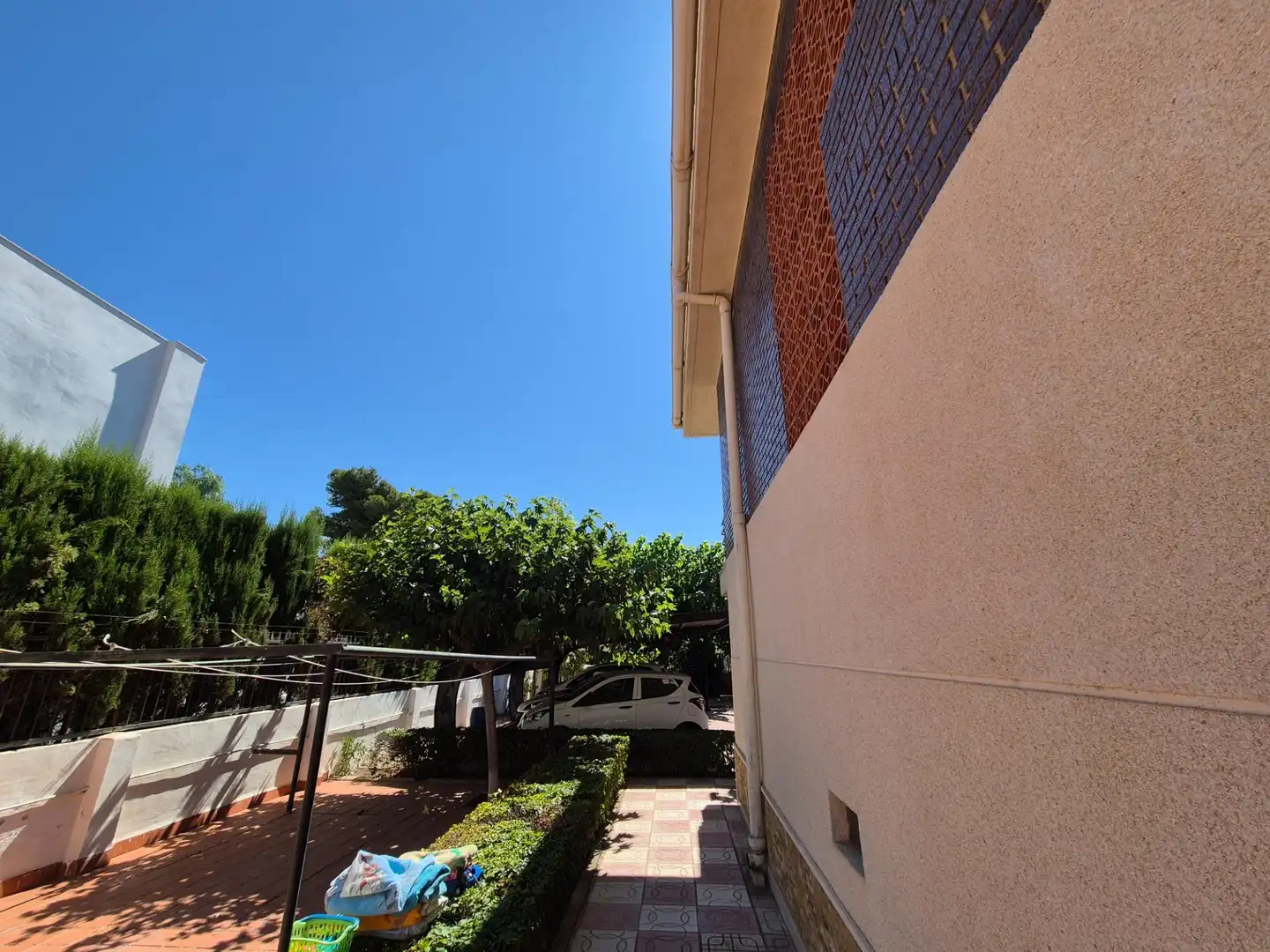 Vista exterior de Casa o xalet en venda en Elda amb Jardí privat, Terrassa i Traster