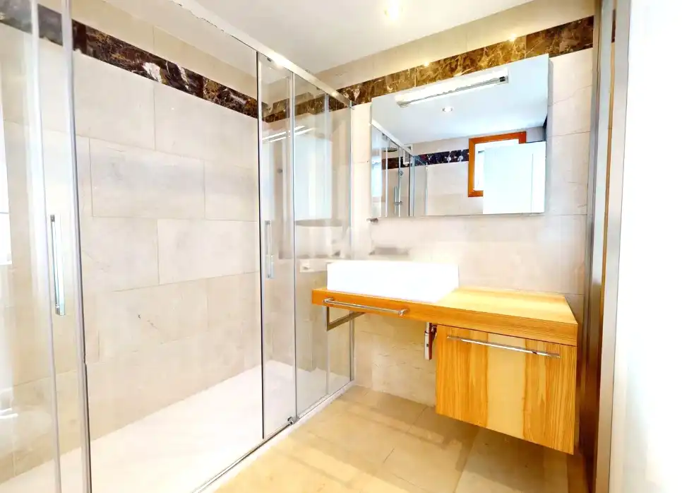 Baño de Piso de alquiler en Vigo  con Terraza, Trastero y Amueblado