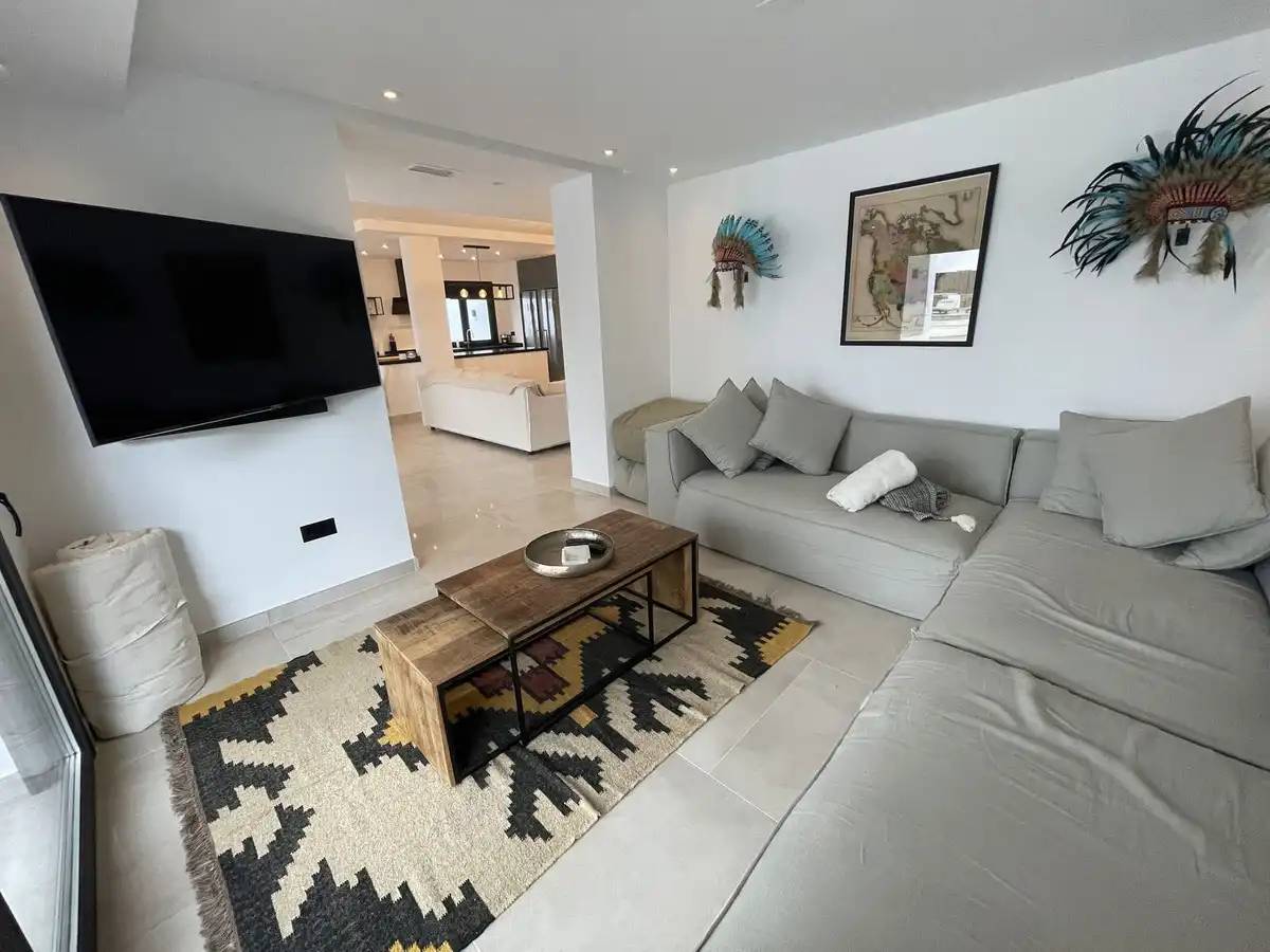 Sala de estar de Casa o chalet de alquiler en Marbella con Aire acondicionado, Jardín privado y Piscina