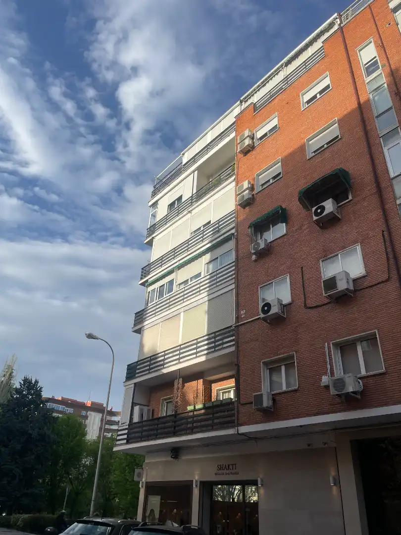Vista exterior de Piso en venta en Madrid con Calefacción, Parquet y Balcón