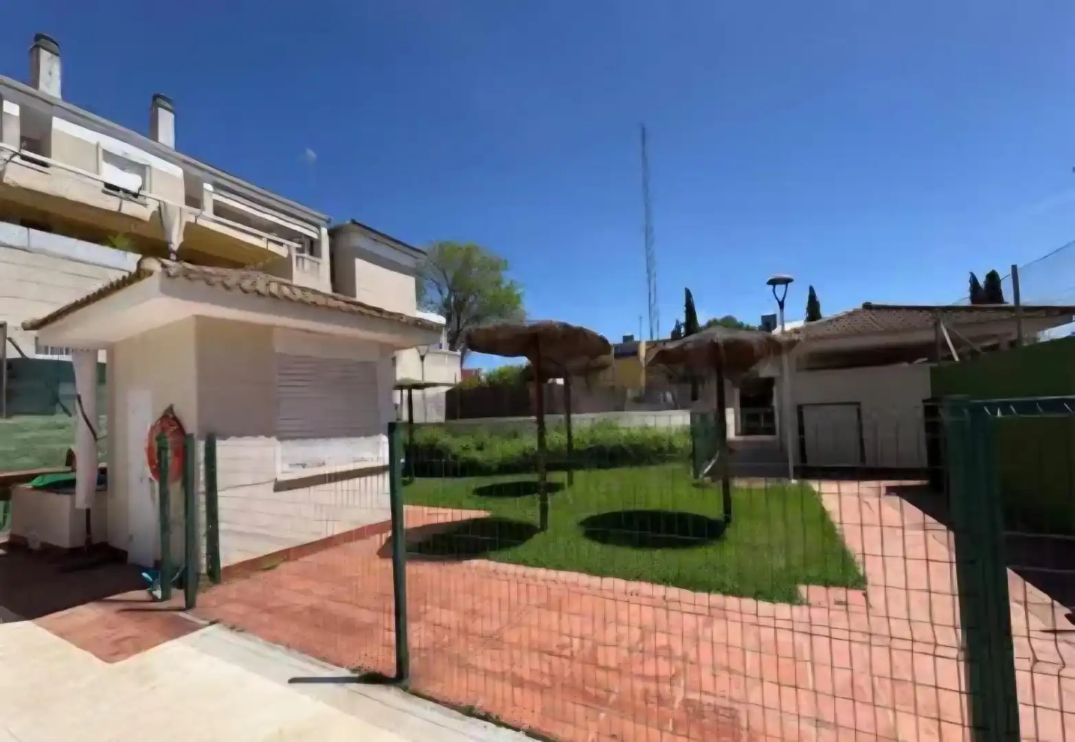 Vista exterior de Piso en venta en Tomares con Aire acondicionado, Jardín privado y Piscina comunitaria