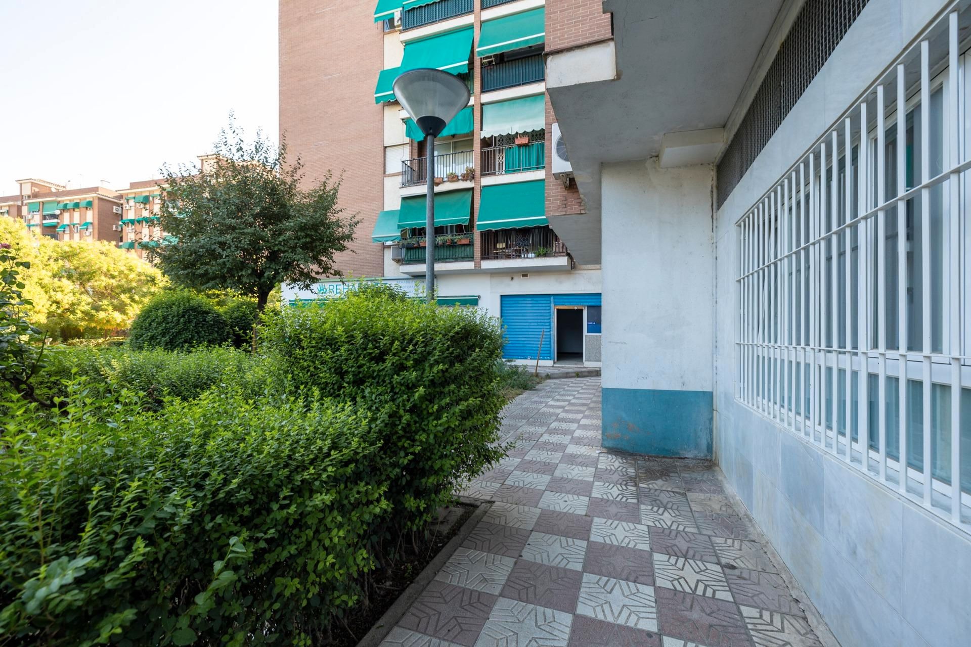 Vista exterior de Local en venda en  Granada Capital