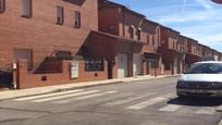 Vista exterior de Casa adosada en venda en Chozas de Canales amb Jardí privat