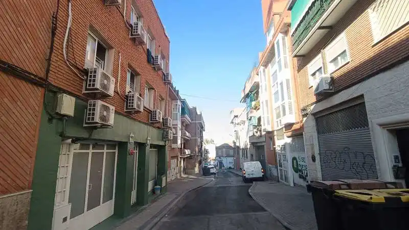 Vista exterior de Edifici en venda en Madrid