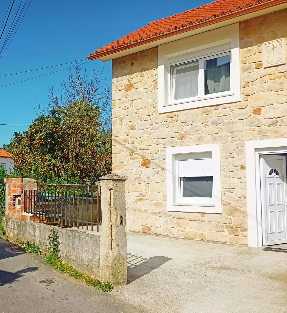 Vista exterior de Casa adosada en venta en Bergondo con Calefacción, Jardín privado y Trastero