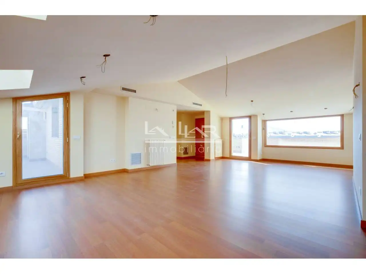 Sala d'estar de Dúplex en venda en Vic amb Aire condicionat, Calefacció i Parquet