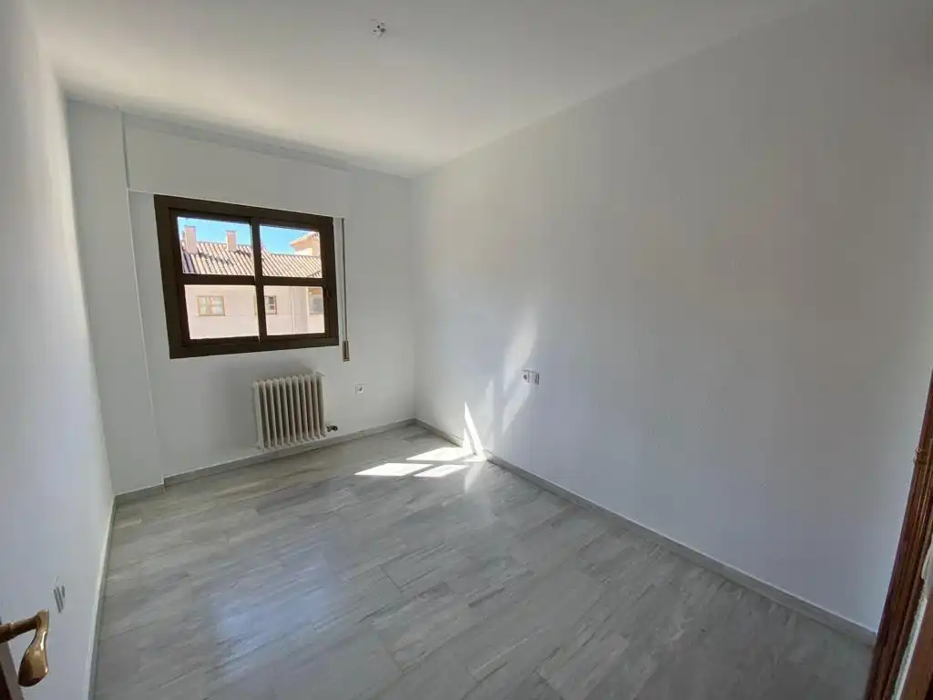 Bedroom of Flat for rent in Granada  with Heating, Private garden and Community pool