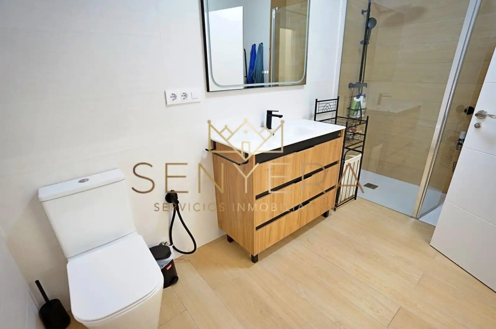 Badezimmer von Erdgeschoss zum Verkauf in Valencia mit Klimaanlage, Terrasse und Abstellraum