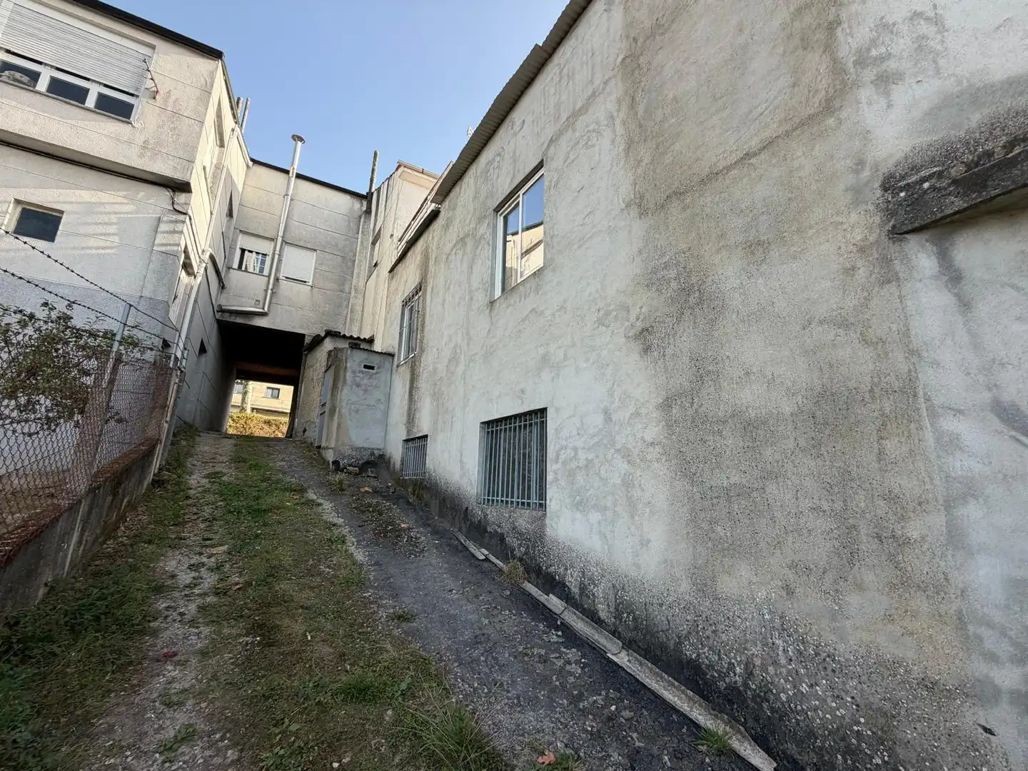 Vista exterior de Casa adosada en venda en Castro Caldelas amb Calefacció, Jardí privat i Terrassa