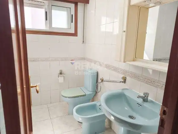 Bany de Pis en venda en Vigo  amb Calefacció, Parquet i Terrassa
