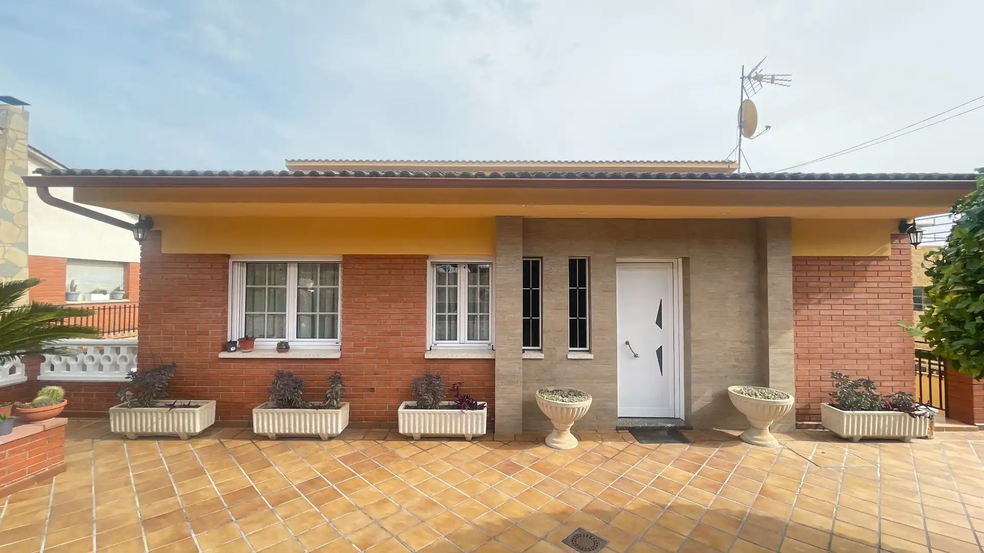 Vista exterior de Casa o xalet en venda en Rubí amb Calefacció, Jardí privat i Terrassa