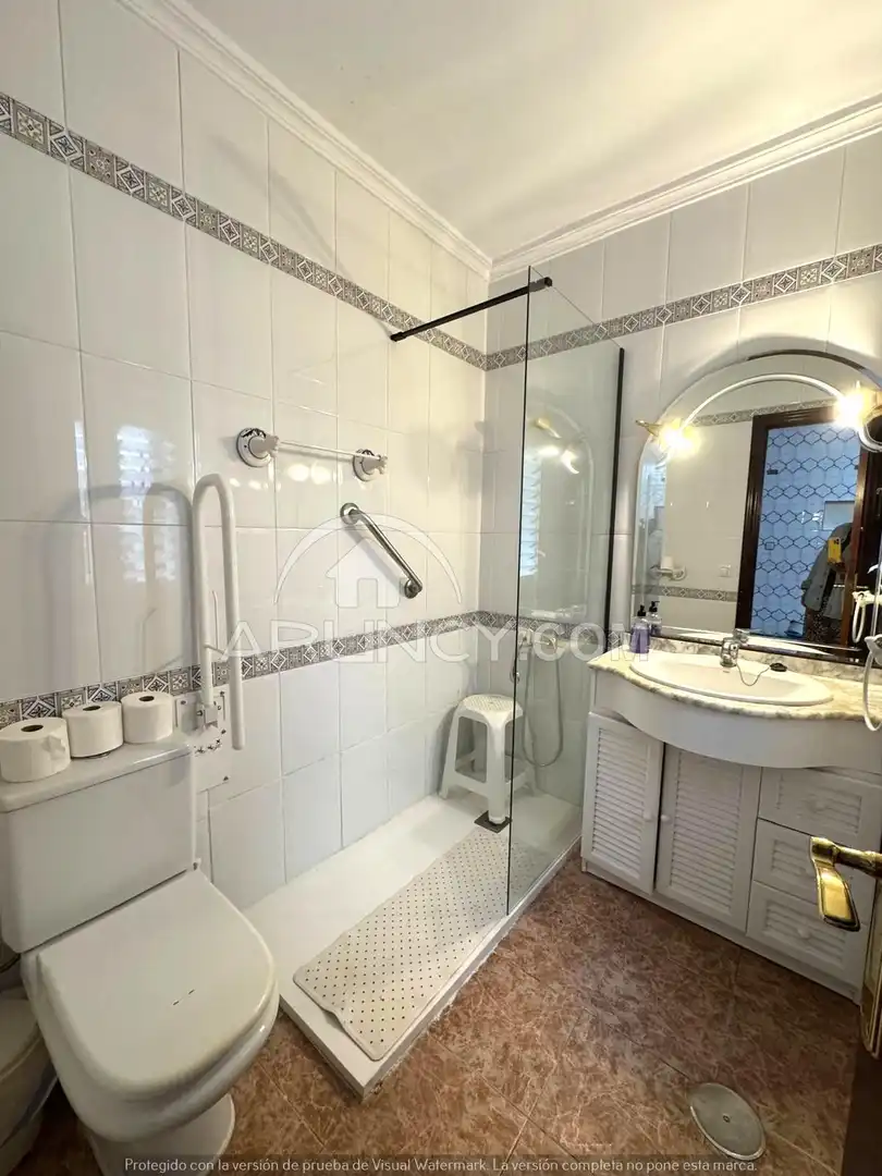 Baño de Casa adosada en venta en Alcalá de Guadaira con Aire acondicionado, Terraza y Trastero