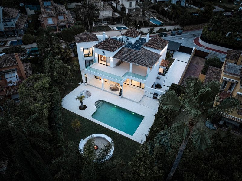 Vista exterior de Casa o xalet en venda en Marbella amb Aire condicionat, Jardí privat i Terrassa