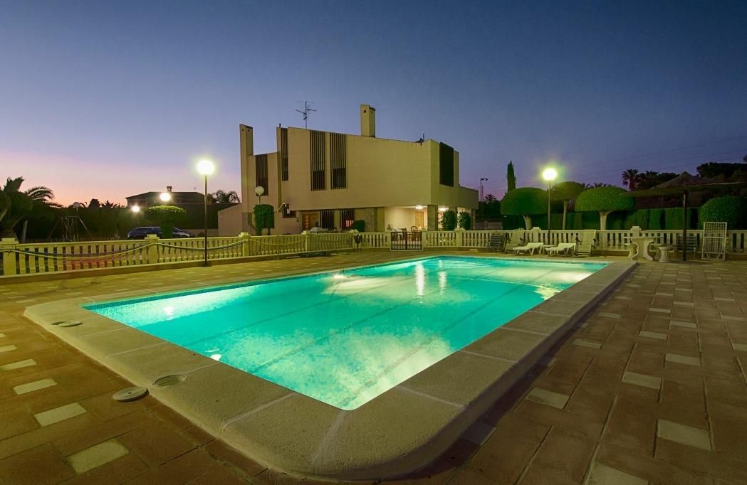 Piscina de Casa o xalet en venda en Elche / Elx amb Aire condicionat, Calefacció i Jardí privat