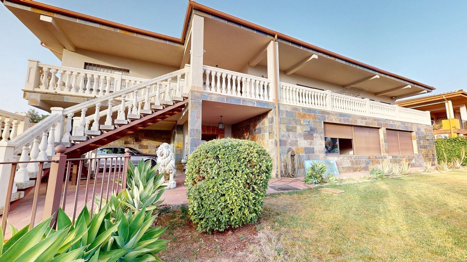 Vista exterior de Casa o xalet en venda en  Córdoba Capital amb Aire condicionat, Calefacció i Jardí privat
