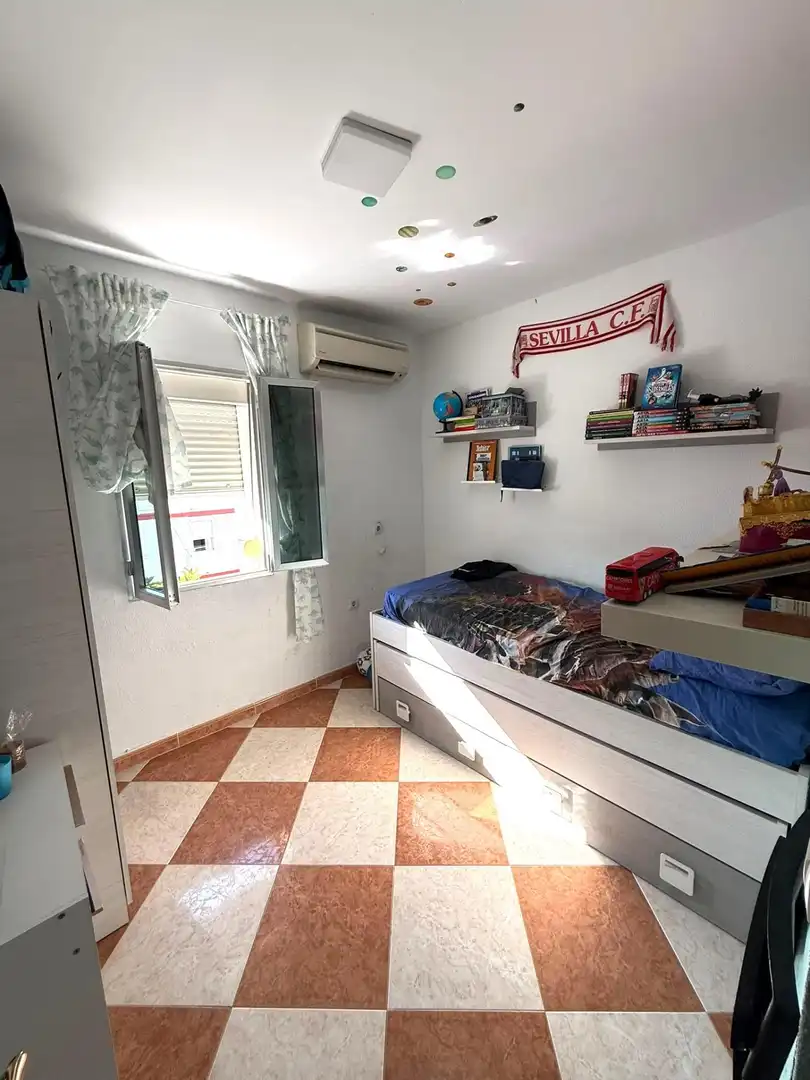 Bedroom of Flat for sale in Sevilla  with Air Conditioner and Terrace
