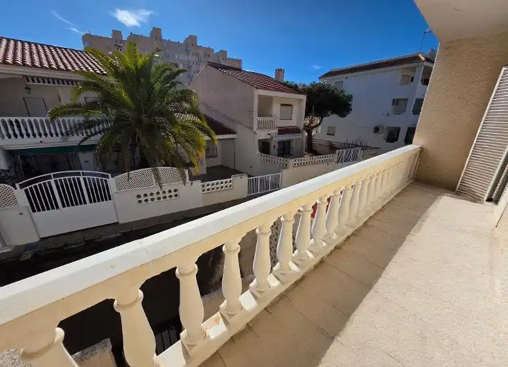 Vista exterior de Casa adosada en venda en La Manga del Mar Menor amb Aire condicionat, Jardí privat i Terrassa