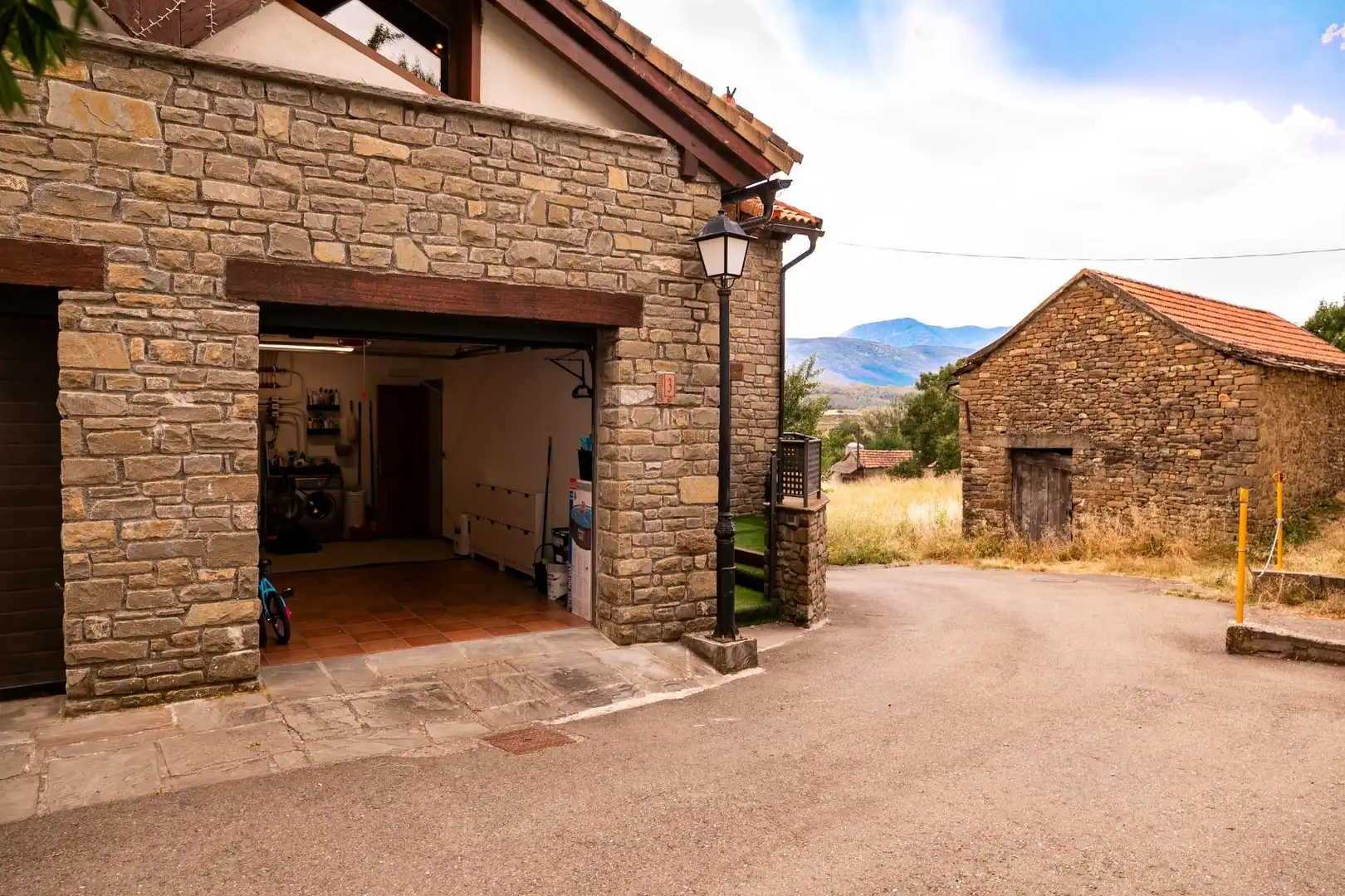 Vista exterior de Casa o xalet en venda en Sabiñánigo amb Calefacció, Jardí privat i Terrassa
