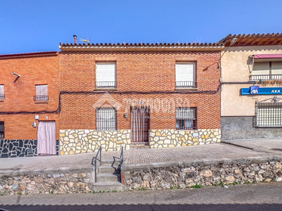 Vista exterior de Casa adosada en venda en Consuegra amb Jardí privat