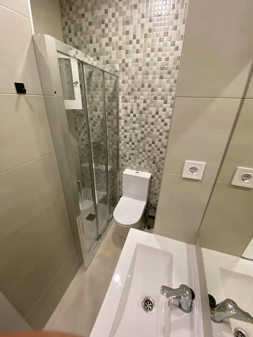 Bathroom of Flat for share in Barcelona  with Air Conditioner, Furnished and Washing machine