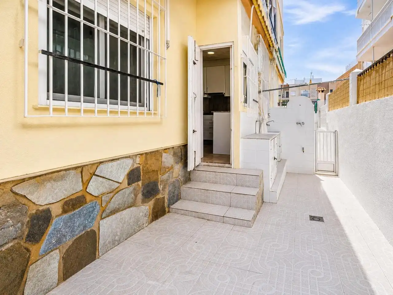 Außenansicht von Erdgeschoss zum Verkauf in Santa Pola mit Terrasse