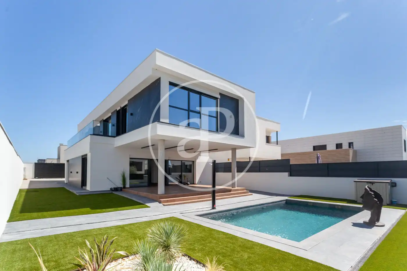 Casa aparellada amb piscina en venda a C. Tallín, imagen 2