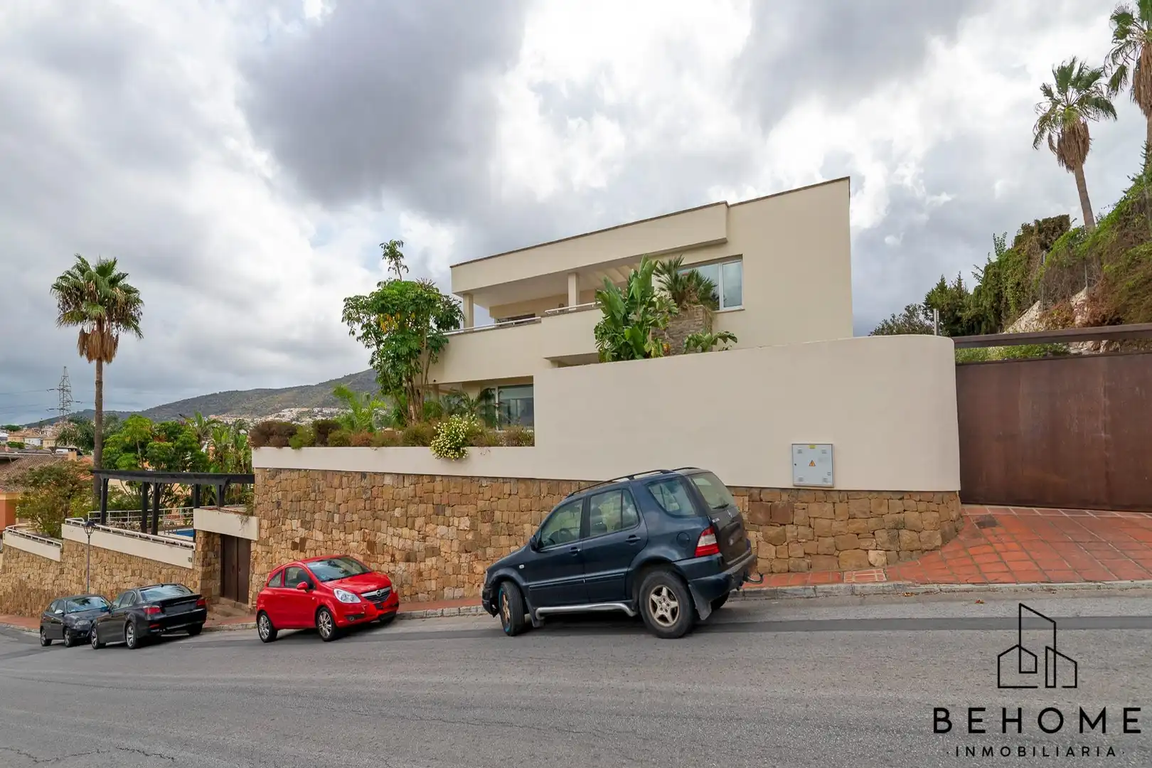 Vista exterior de Casa o xalet en venda en Alhaurín de la Torre amb Aire condicionat, Jardí privat i Terrassa