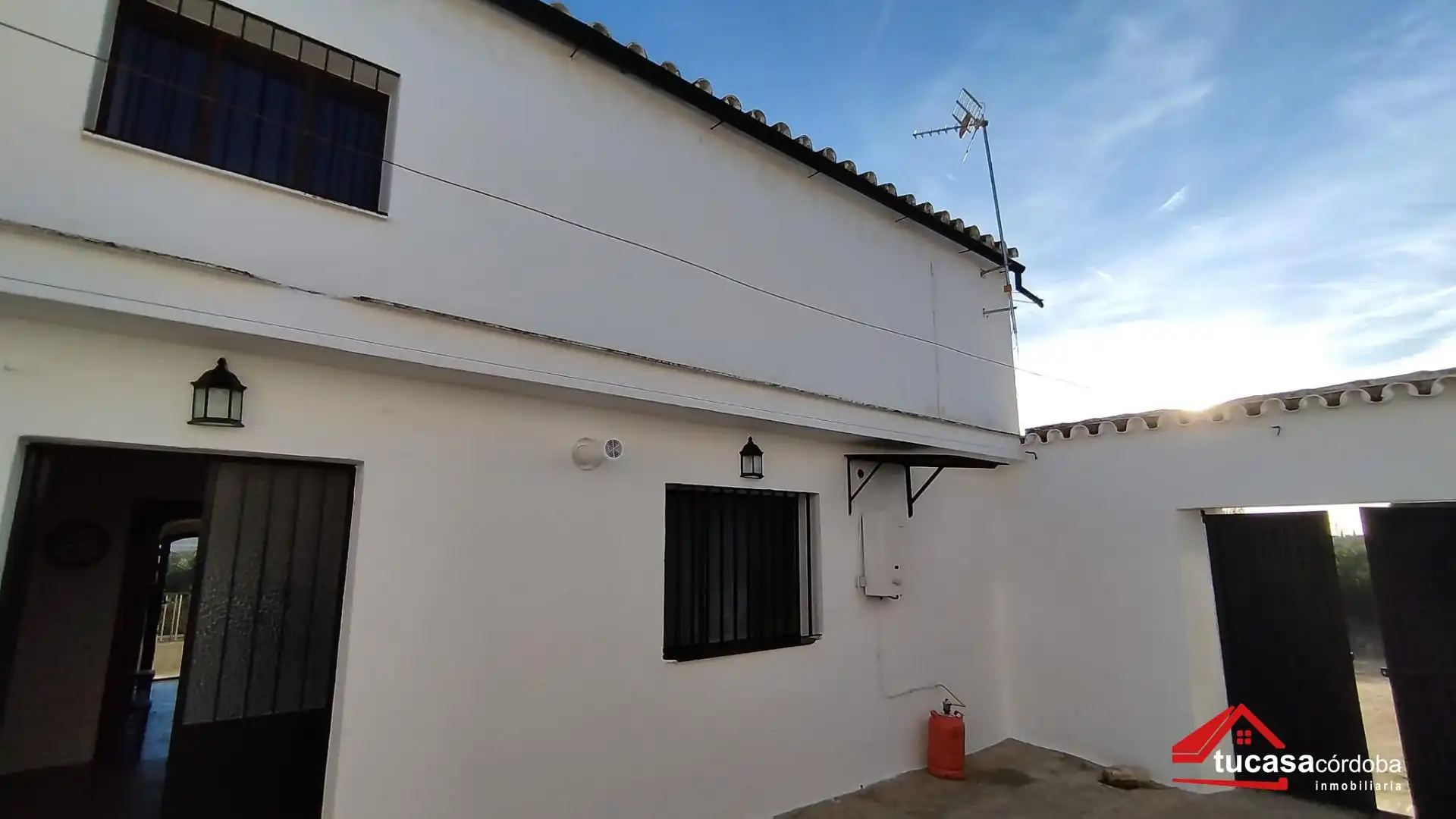 Vista exterior de Finca rústica en venda en Posadas amb Aire condicionat