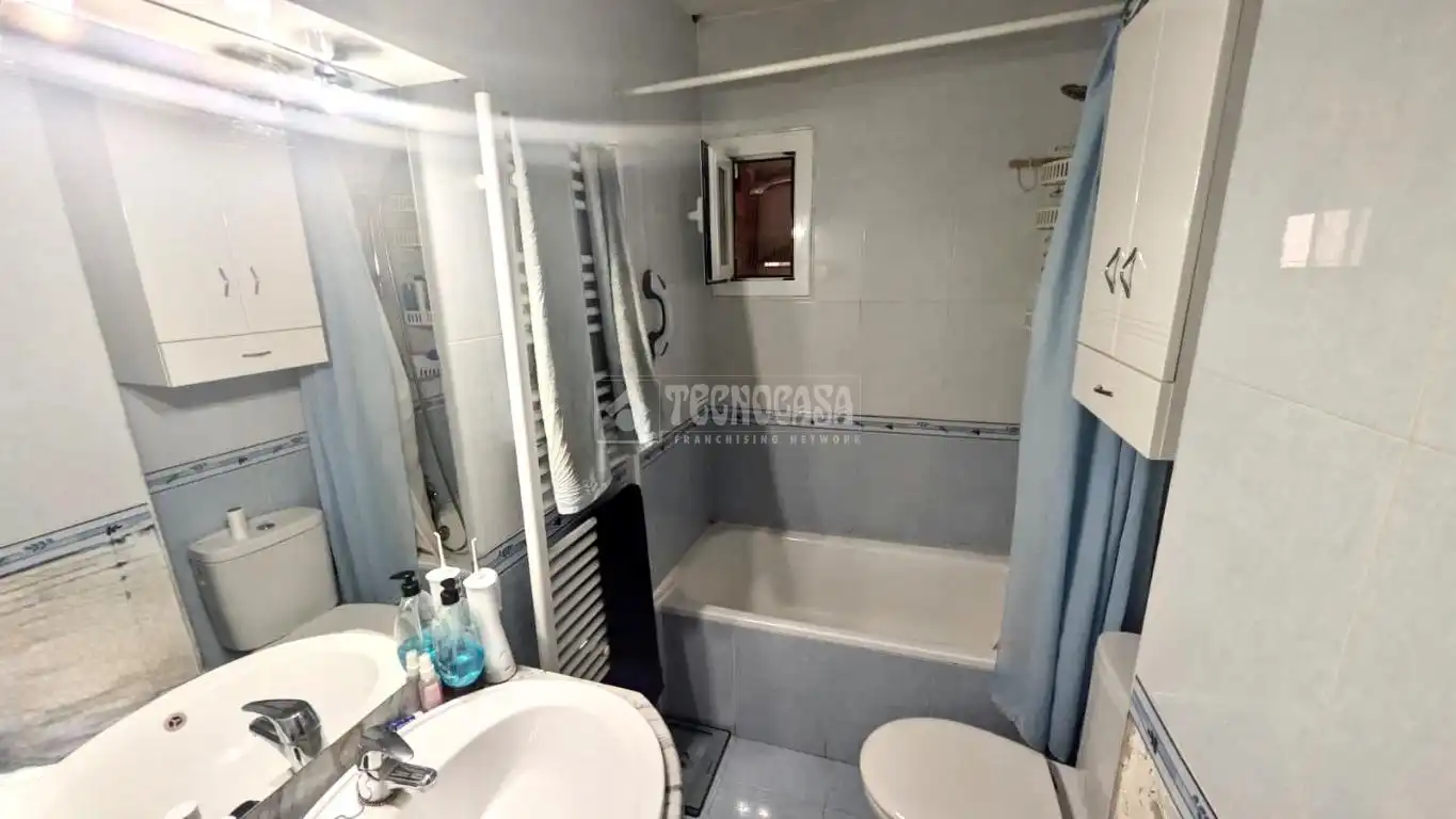 Bathroom of Flat for sale in Fuenlabrada  with Air Conditioner and Heating