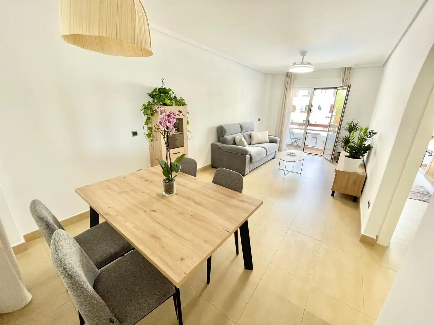 Sala d'estar de Apartament de lloguer en Los Alcázares amb Aire condicionat, Piscina i Moblat