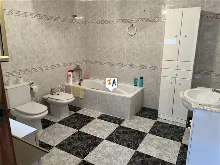 Badezimmer von Wohnungen zum Verkauf in Fuente-Tójar mit Klimaanlage und Abstellraum