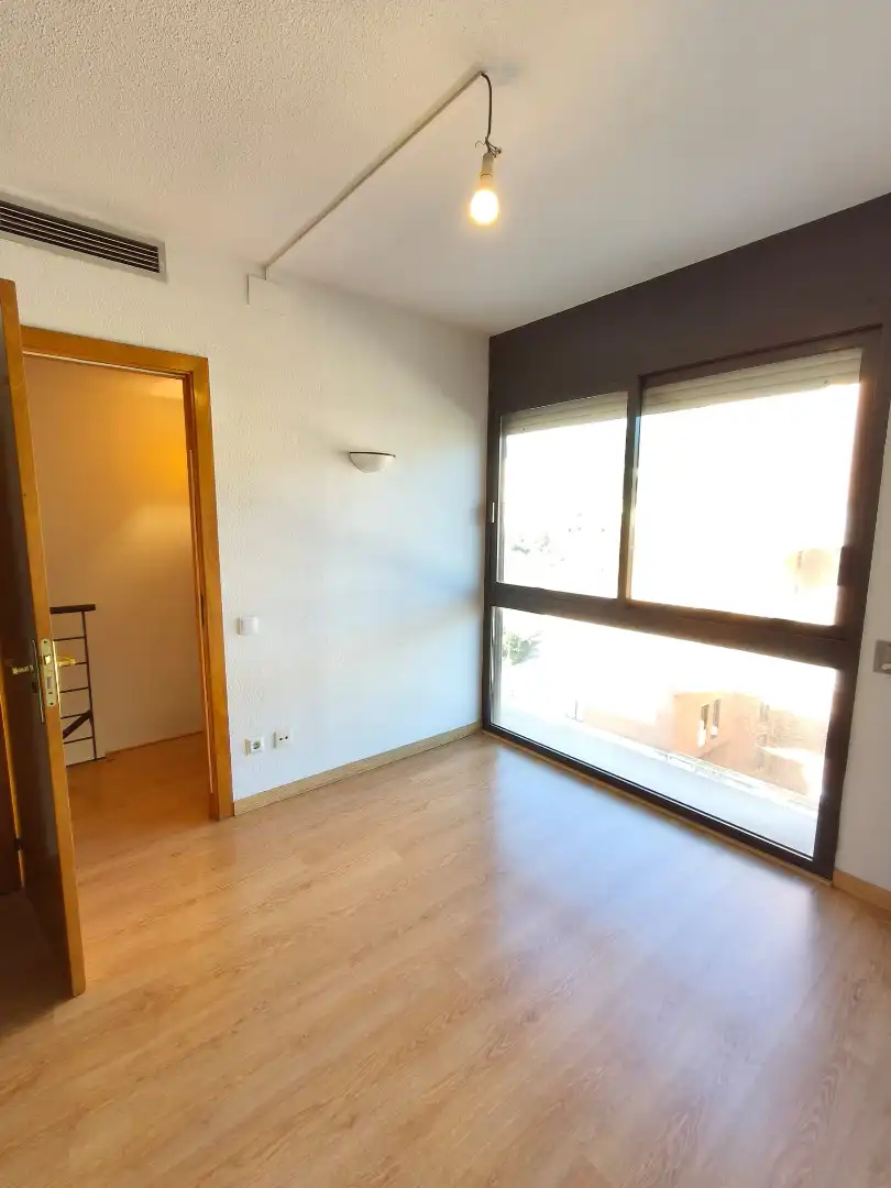 Schlafzimmer von Maisonette zum Verkauf in Barcelona mit Klimaanlage, Heizung und Parkett