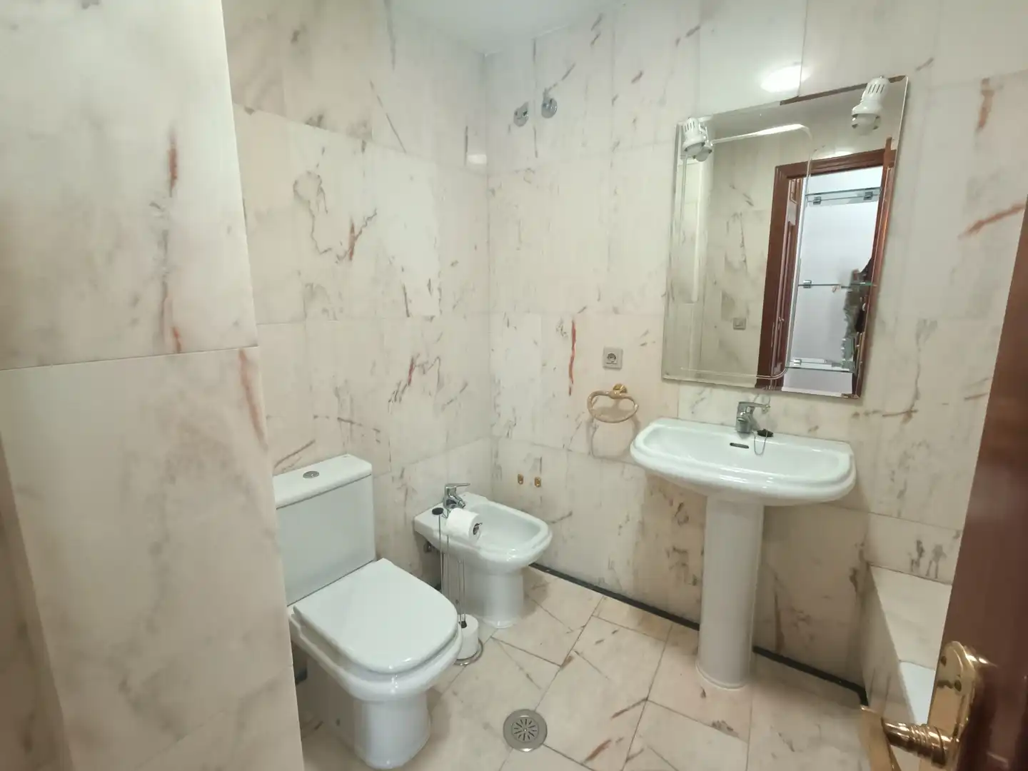Bathroom of Flat for sale in Vigo   with Heating, Parquet flooring and Oven