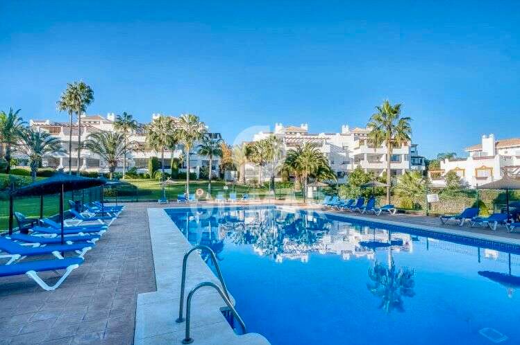 Vista exterior de Apartament en venda en Estepona amb Aire condicionat, Terrassa i Traster