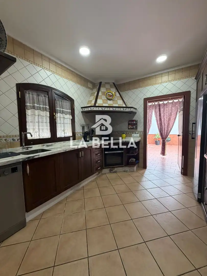 Cuina de Casa o xalet en venda en Umbrete amb Aire condicionat, Traster i Moblat