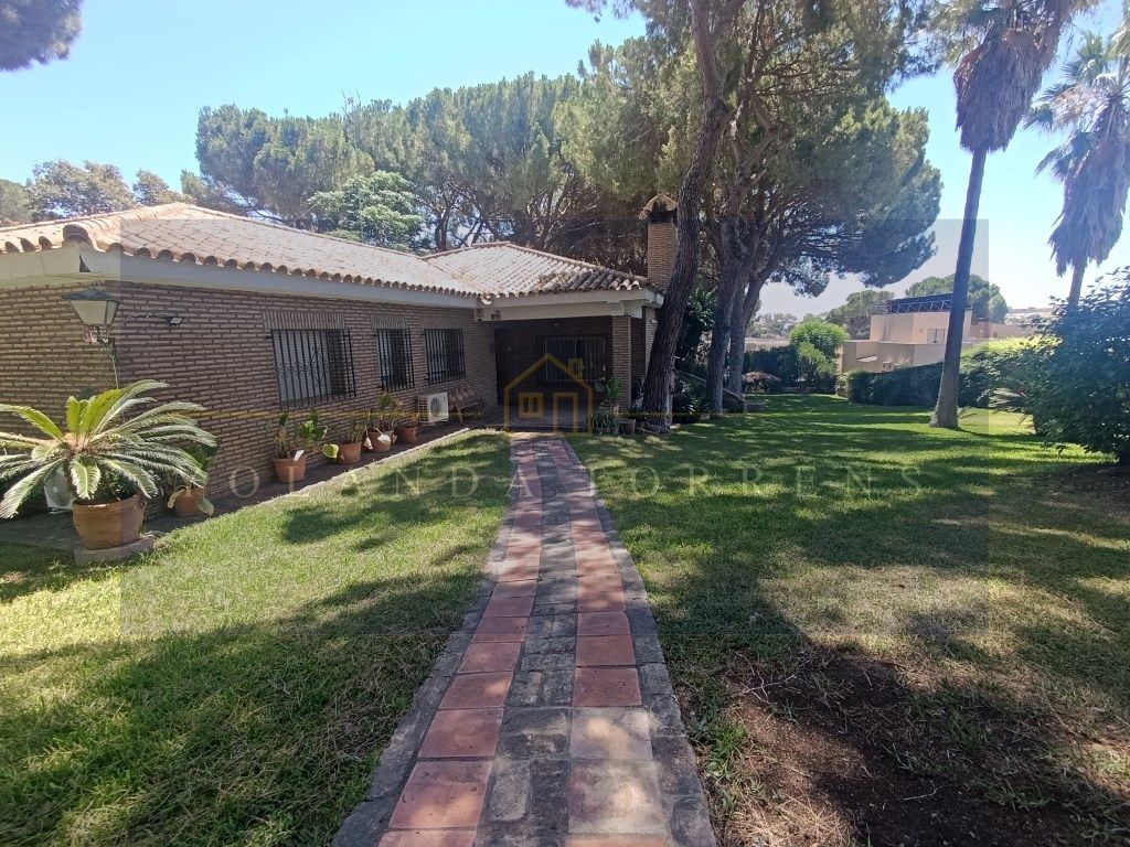 Vista exterior de Casa o chalet en venta en Alcalá de Guadaira con Piscina