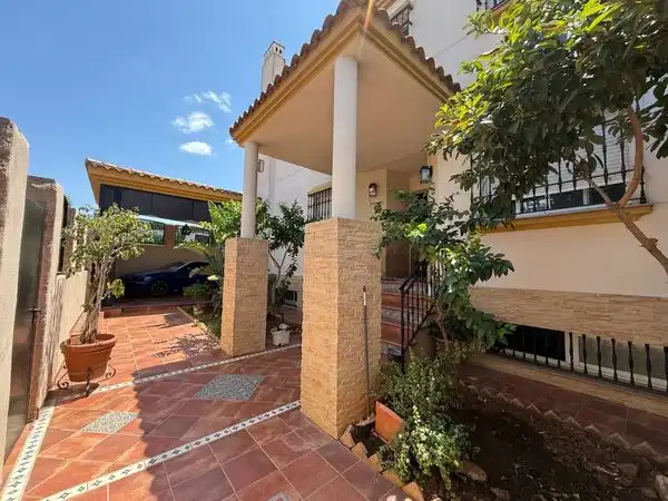 Vista exterior de Casa o xalet en venda en Gines amb Jardí privat i Moblat