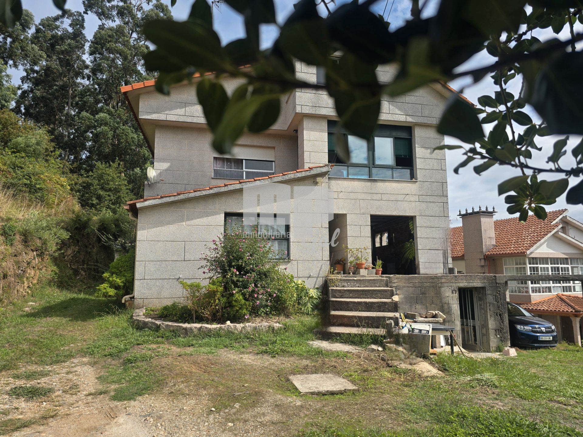 Vista exterior de Casa o xalet en venda en Redondela amb Jardí privat, Parquet i Traster