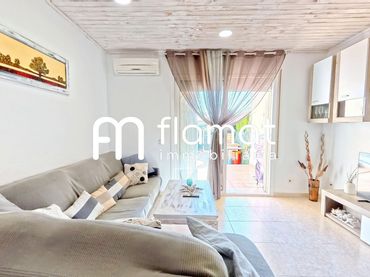 Casa amb piscina en venda a Carrer de les Gardenies
