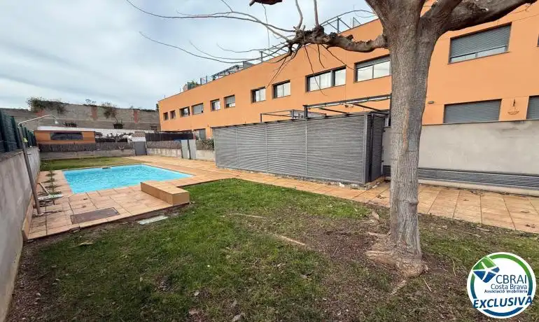 Piscina de Dúplex en venta en Figueres con Terraza y Piscina comunitaria