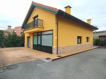 Villa con balcone in vendita a Barrio Monsenor