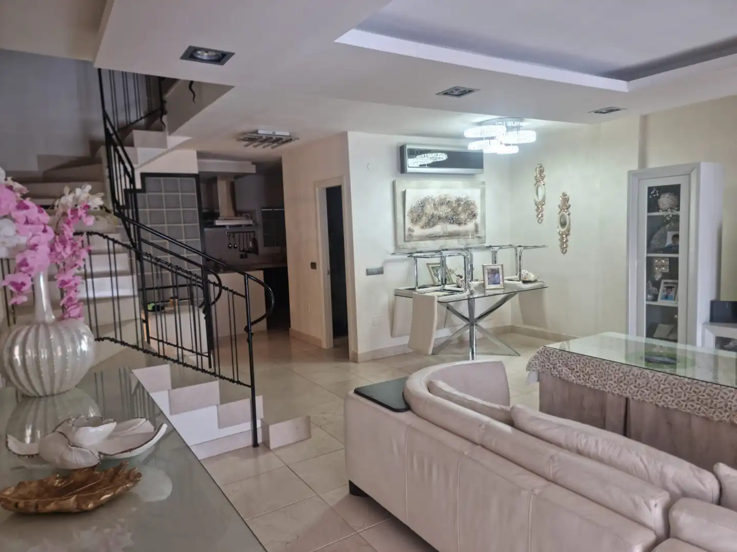 Einfamilien-Reihenhaus zum Verkauf in Estepona mit Klimaanlage, Privatgarten und Terrasse
