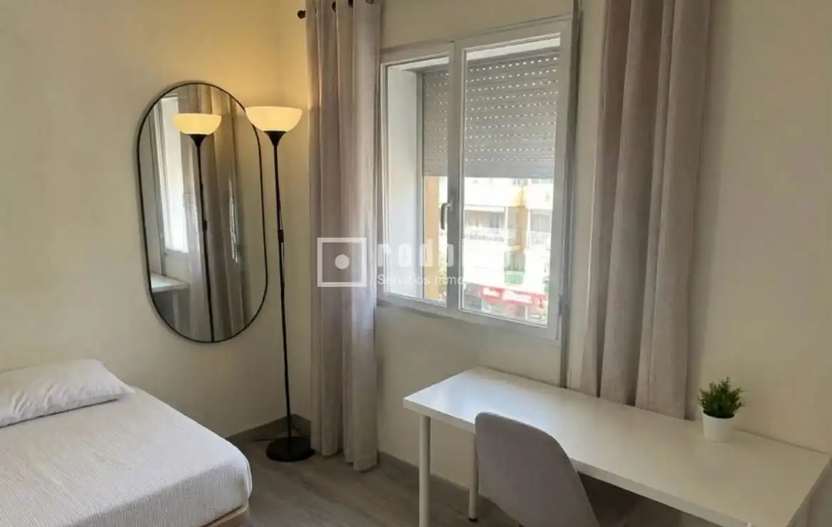 Bedroom of Flat for rent in Sevilla  with Air Conditioner, Heating and Terrace