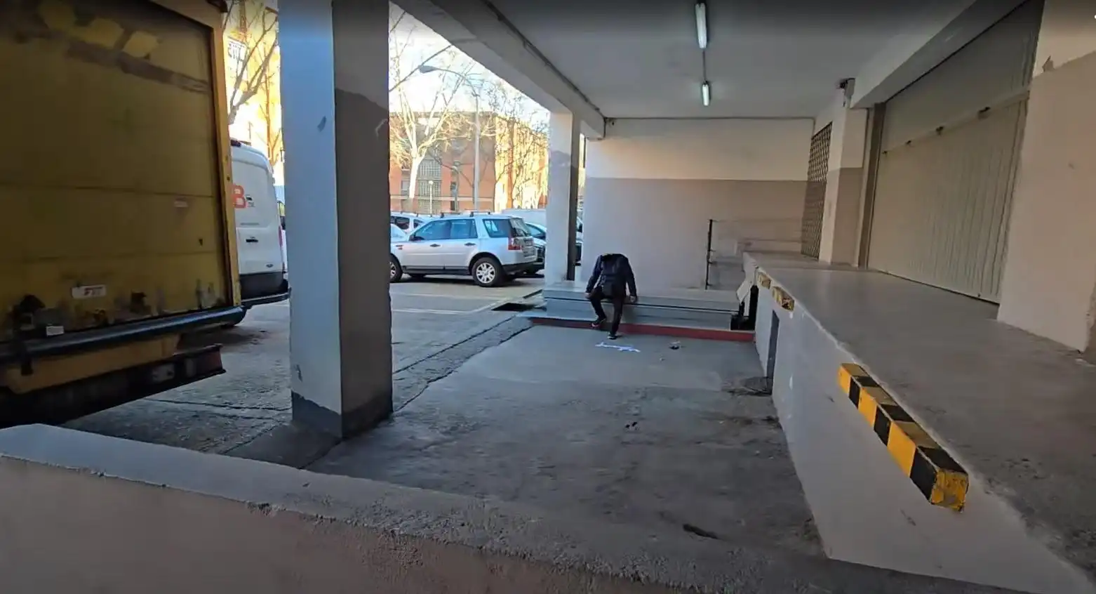 Parkplatz von Fabrikhallen zum Verkauf in Badalona
