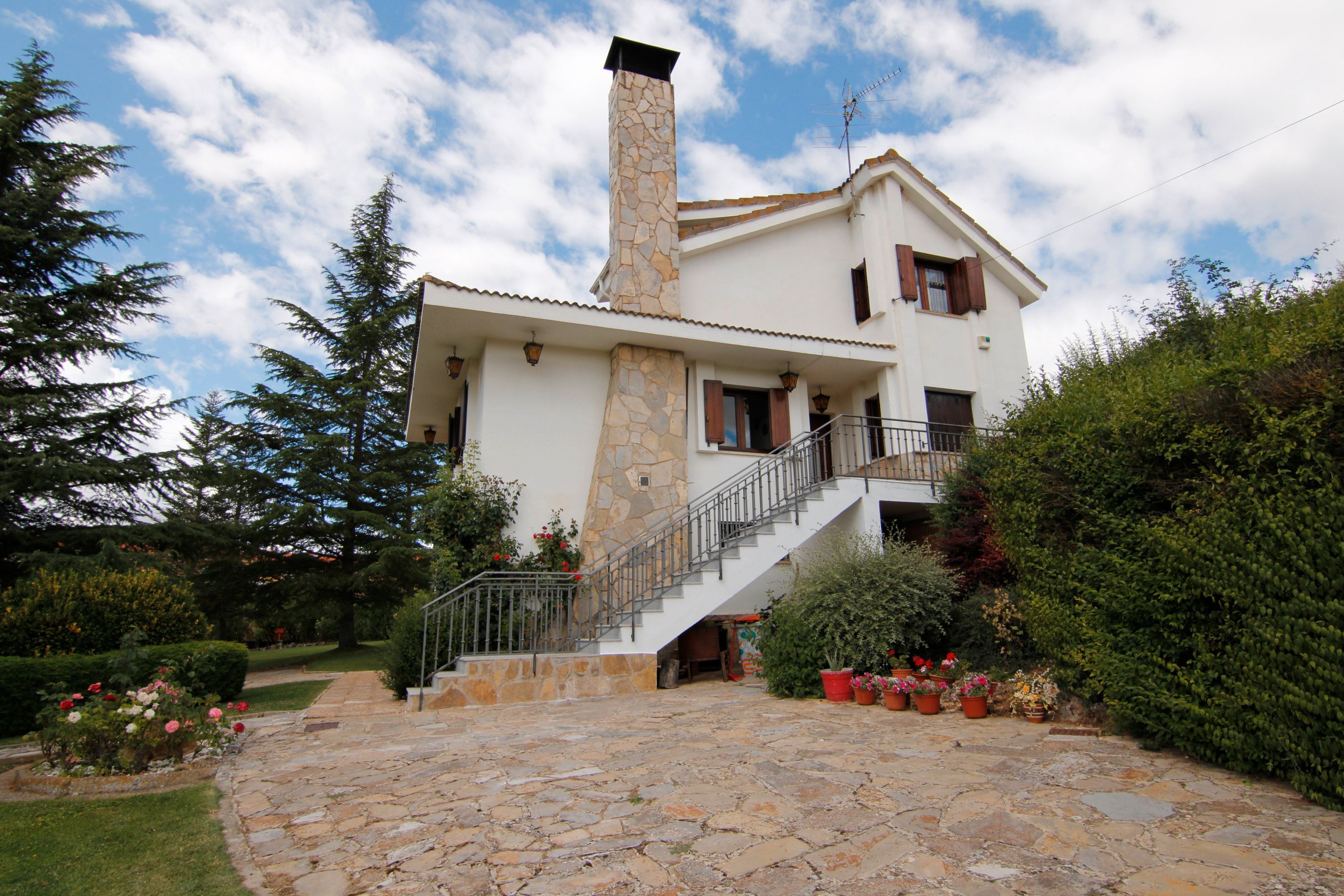 Exterior view of House or chalet for sale in Los Rábanos    with Private garden, Terrace and Furnished