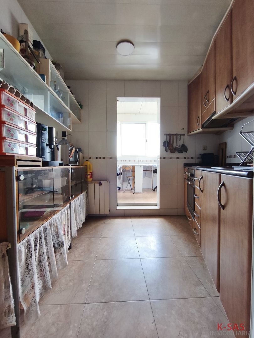 Kitchen of Flat for sale in L'Hospitalet de Llobregat  with Heating, Terrace and Furnished