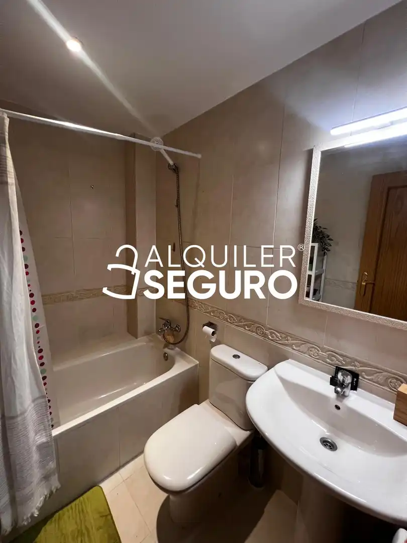 Baño de Piso de alquiler en Madrid con Calefacción, Trastero y Amueblado