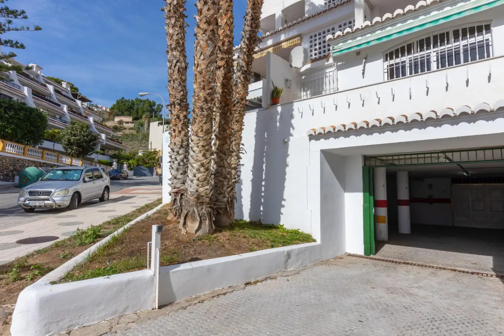 Außenansicht von Wohnung zum Verkauf in Almuñécar mit Klimaanlage, Privatgarten und Terrasse